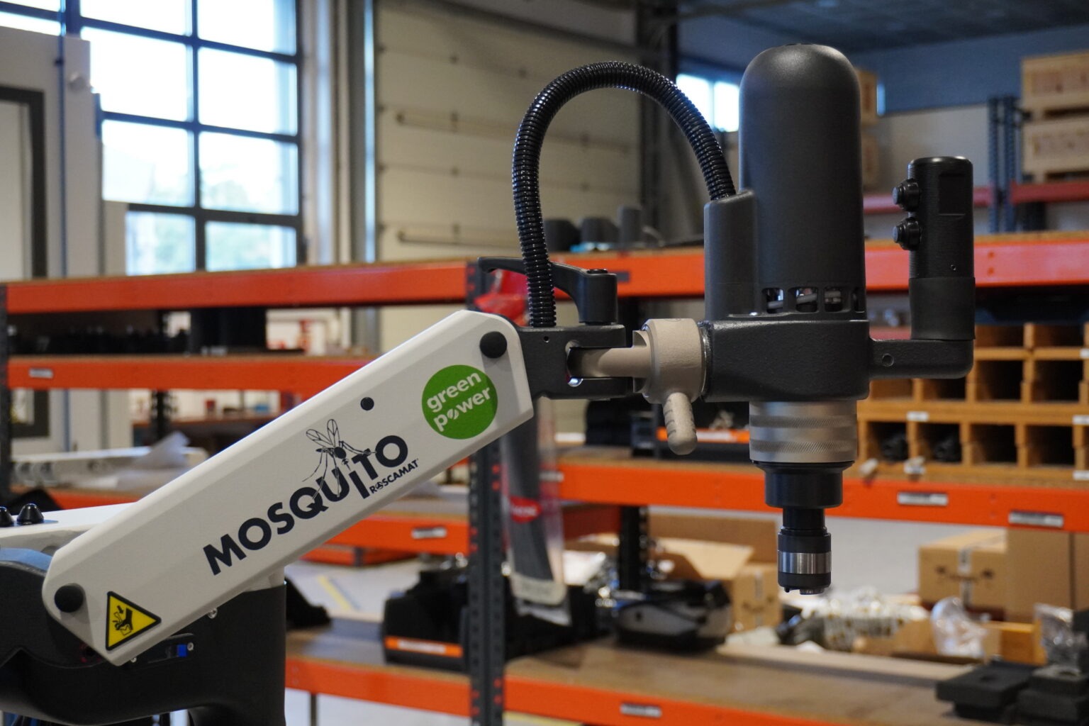 Machine de taraudage électrique manuelle Roscamat avec bras articulé pour des opérations de taraudage de précision en production industrielle.